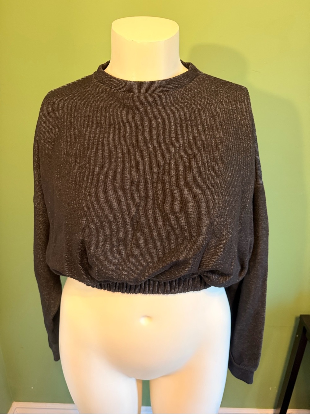 OAK refined Cropped Crewneck Top - Charcoal Gray